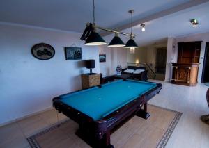 ein Wohnzimmer mit einem Billardtisch in der Unterkunft Lux Villa Ivan Budva in Budva