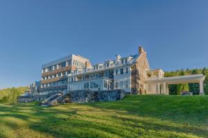 Foto da galeria de StoneHaven Le Manoir - Relais & Châteaux em Sainte-Agathe-des-Monts