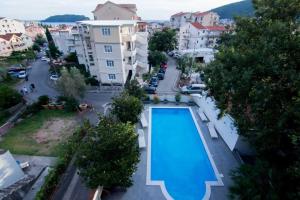 una vista aérea de una piscina en una ciudad en Lux Villa Ivan Budva, en Budva