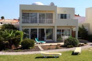 a house with a bench in front of it at Villas Oceano in Albufeira