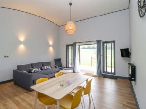 Bluebell في غلاستونبري: غرفة معيشة مع طاولة وأريكة