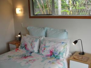 una camera da letto con letto, cuscini e finestra di Leigh Panorama B&B a Leigh