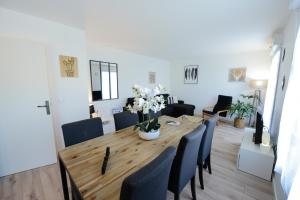 a dining room with a wooden table and chairs at Disneyland Dream 3 - Charmant Appartement 7 pax in Serris