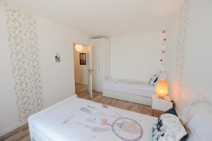 A bed or beds in a room at Disneyland Dream 3 - Charmant Appartement 7 pax