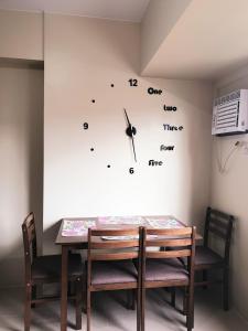 Телевизор и/или развлекательный центр в Tagaytay Serin by Bea and RM