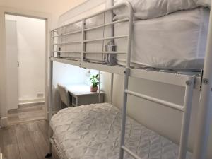 Gallery image of Lothian Center Apartment in Edinburgh