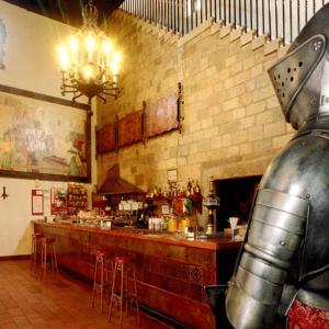a restaurant with a bar with at Hotel Temple Pradorrey in Astorga