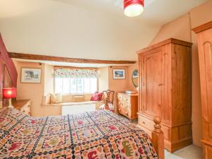 Llit o llits en una habitació de King Charles Cottage