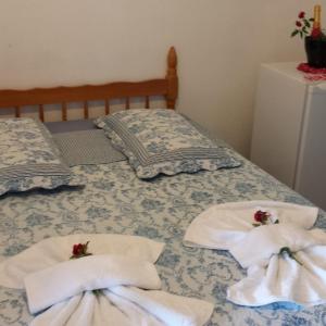 a bedroom with two towels on a bed at Vargas Peruibe Hotel in Peruíbe