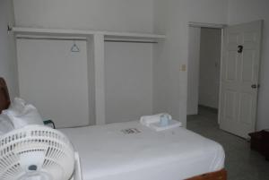 a bedroom with a bed and a dresser at Hospedaje Papagrande in Homún