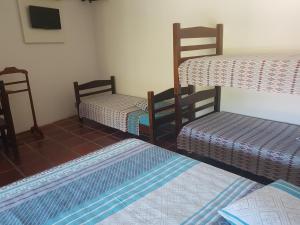 Katil dua tingkat atau katil-katil dua tingkat dalam bilik di Vargas Peruibe Hotel