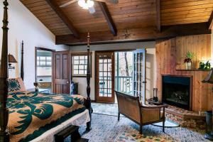 Cama ou camas em um quarto em Kilauea Lodge and Restaurant