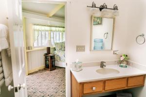 Bilik mandi di Kilauea Lodge and Restaurant