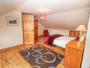 A bed or beds in a room at Oak Tree Lodge