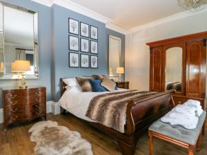 1 dormitorio con cama y espejo en Hall Garth en Beverley