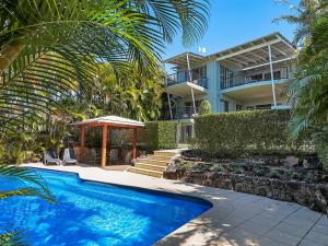 サンライズ・ビーチにあるBig Sky at Sunrise, Sunrise Beachの家の前にプールがある家