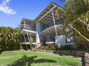 サンライズ・ビーチにあるBig Sky at Sunrise, Sunrise Beachのヤシの木が目の前に広い家