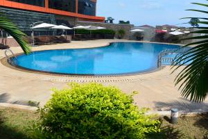 a large swimming pool in front of a building at Hotel Anda China Malabo in Malabo