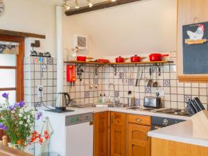 una cocina con fregadero y encimera en The Coach House, en Kingsbridge