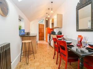 a kitchen and dining room with a table and chairs at The Hemmel in Faringdon