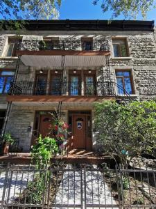 - un vieux bâtiment en briques avec une terrasse couverte et un balcon dans l'établissement Accueil Chez Francois, à Montréal