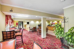 a lobby with a dining room and a kitchen at Econo Lodge Huntington - Barboursville University Area in Huntington