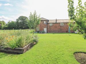 a garden in front of a brick building at The Dairy in Nottingham