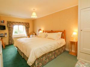 1 dormitorio con cama y ventana en Lower Farm Annexe, en Somerton