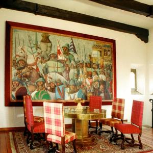 a dining room with a painting on the wall at Hotel Temple Pradorrey in Astorga