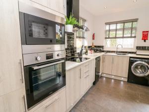 A kitchen or kitchenette at 2 Ings Avenue