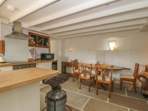 巴納德城堡的住宿－The Aspens，厨房以及带桌椅的用餐室。