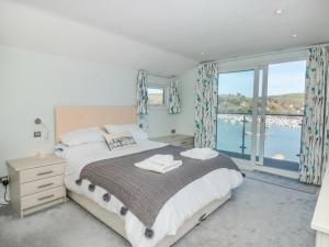 ダートマスにあるEstuary View House & Annexeのベッドと大きな窓のある寝室