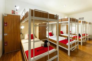 Ένα ή περισσότερα κρεβάτια σε δωμάτιο στο RedDoorz Hostel @ Dago 2