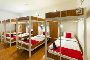 Ένα ή περισσότερα κρεβάτια σε δωμάτιο στο RedDoorz Hostel @ Dago 2