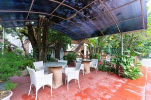 Κήπος έξω από το RedDoorz Hostel @ Dago 2