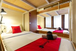 Ένα ή περισσότερα κρεβάτια σε δωμάτιο στο RedDoorz Hostel @ Dago 2