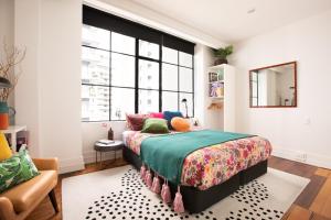 En eller flere senge i et værelse på Deluxe Heritage - Roof Top Pool & Gym near Sky Tower + 12 billeder