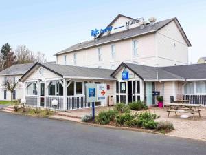 a building with a sign in front of it at ibis budget Caen Hérouville in Hérouville-Saint-Clair