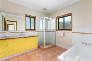 サンシャインビーチにあるThe Beach House, Sunshine Beachの浴槽、シャワー、洗面台を備えたバスルーム +22枚の写真