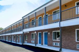Une rangée d'immeubles d'appartements avec portes bleues dans l'établissement Rodeway Inn, à Swansea