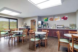 a dining room with tables and chairs in a restaurant at Quality Inn & Suites Canton, GA in Canton