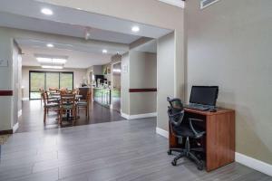 un bureau avec un bureau et un ordinateur portable sur une table dans l'établissement Quality Inn & Suites Canton, GA, à Canton