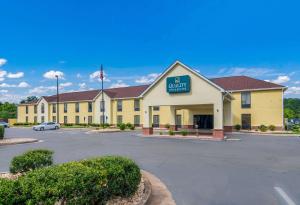 坎頓的住宿－Quality Inn & Suites Canton, GA，一座黄色的大建筑,标有酒店标志