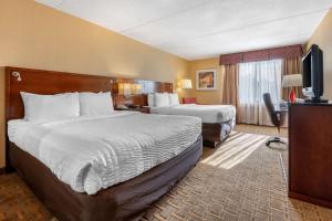 Habitación de hotel con 2 camas y TV de pantalla plana. en Clarion Hotel Conference Center on Lake Erie, en Dunkirk