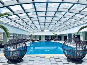 a large swimming pool with a domed ceiling at Kai Wah Plaza Hotel in Kunming
