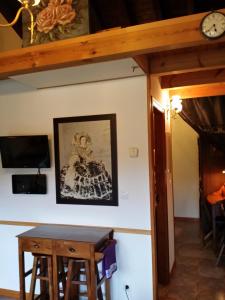 Zimmer mit einem Tisch und einer Uhr an der Wand in der Unterkunft Casa Rural Villamoronta in La Rad
