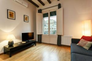 a living room with a couch and a tv at Sant Antoni Market in Barcelona