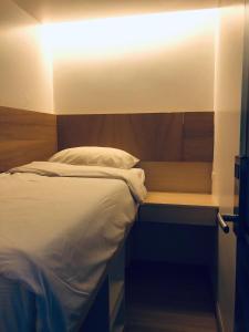 Ein Bett oder Betten in einem Zimmer der Unterkunft Good One Poshtel & Cafe Bar