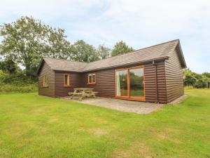a small cabin with a picnic table in a yard at 64 Waterside in Bodmin