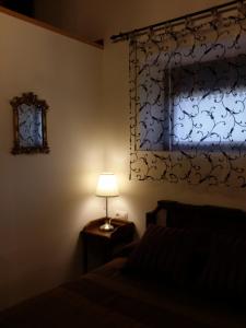 a bedroom with a bed and a lamp on a table at Casa Rural Villamoronta in La Rad
